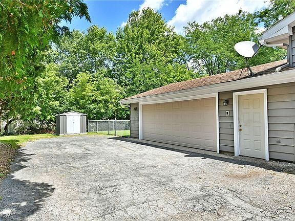 3rd image of 210 Earl Dr NW