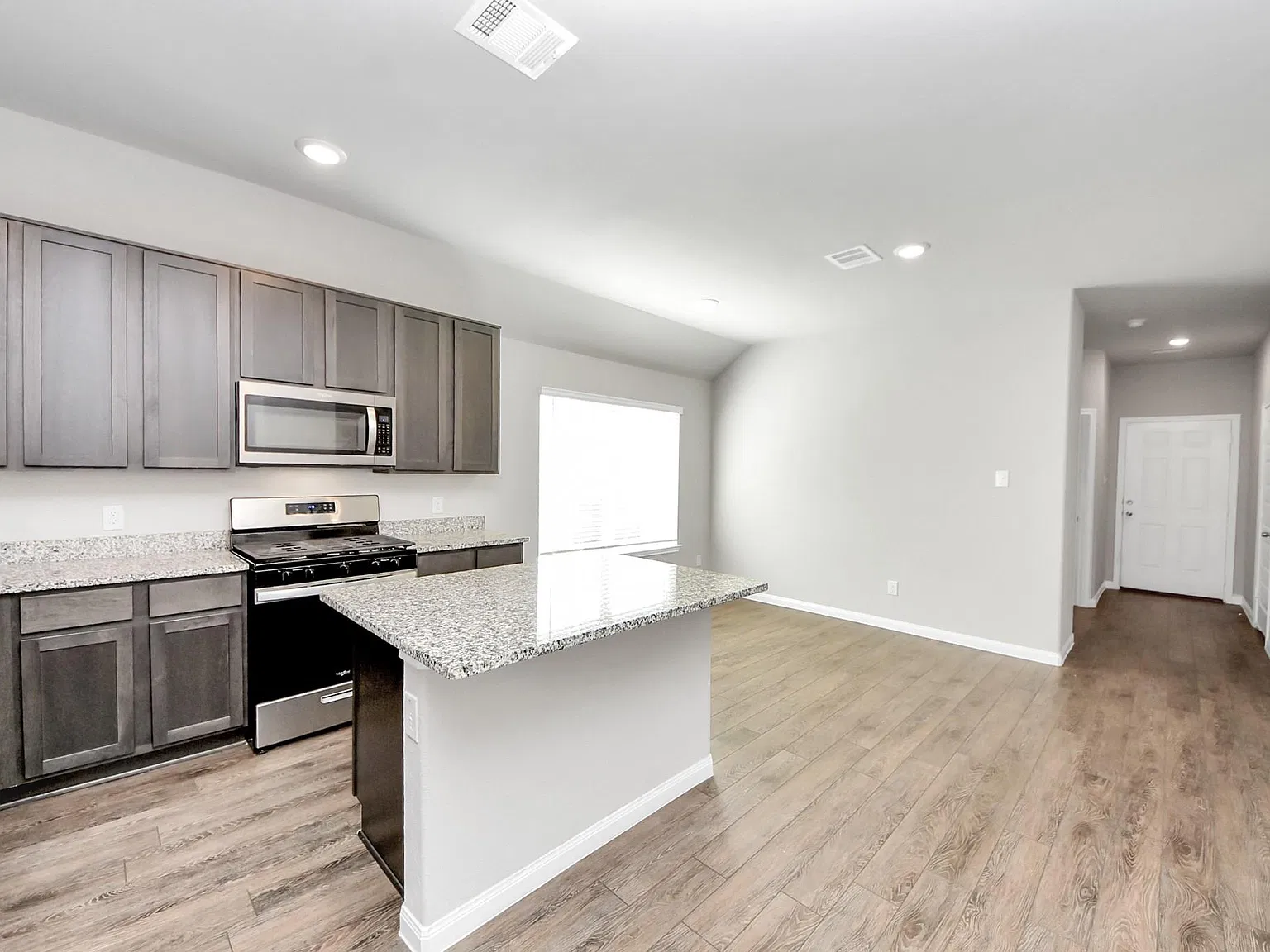 4 bed, 3.0 bath, 1740 sqft, $2,450 — Photo 3