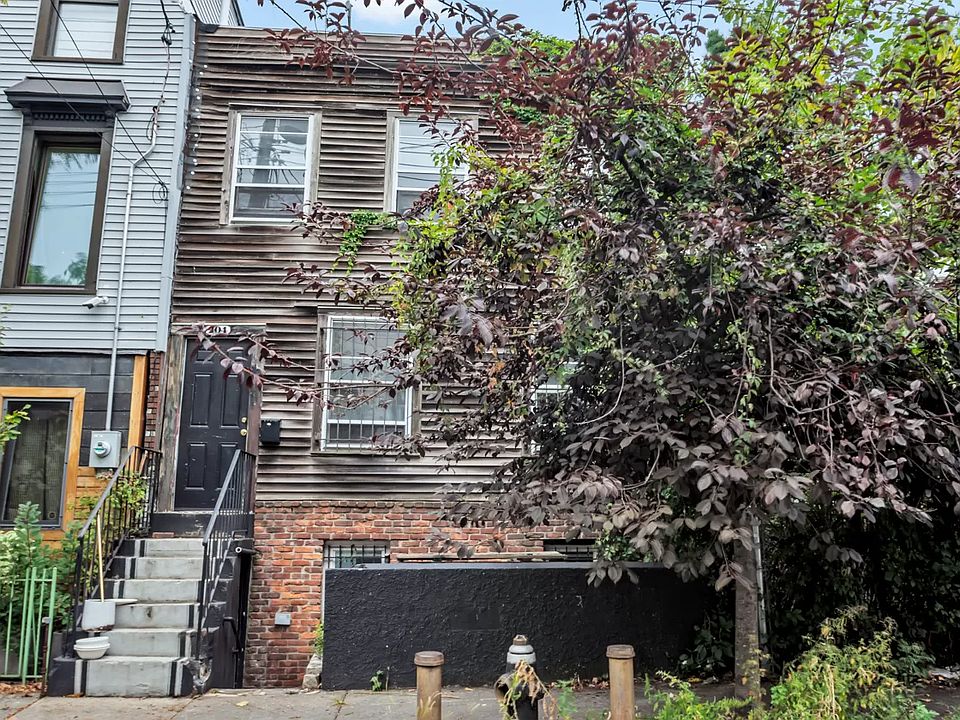 1st image of 204 Richards St #1