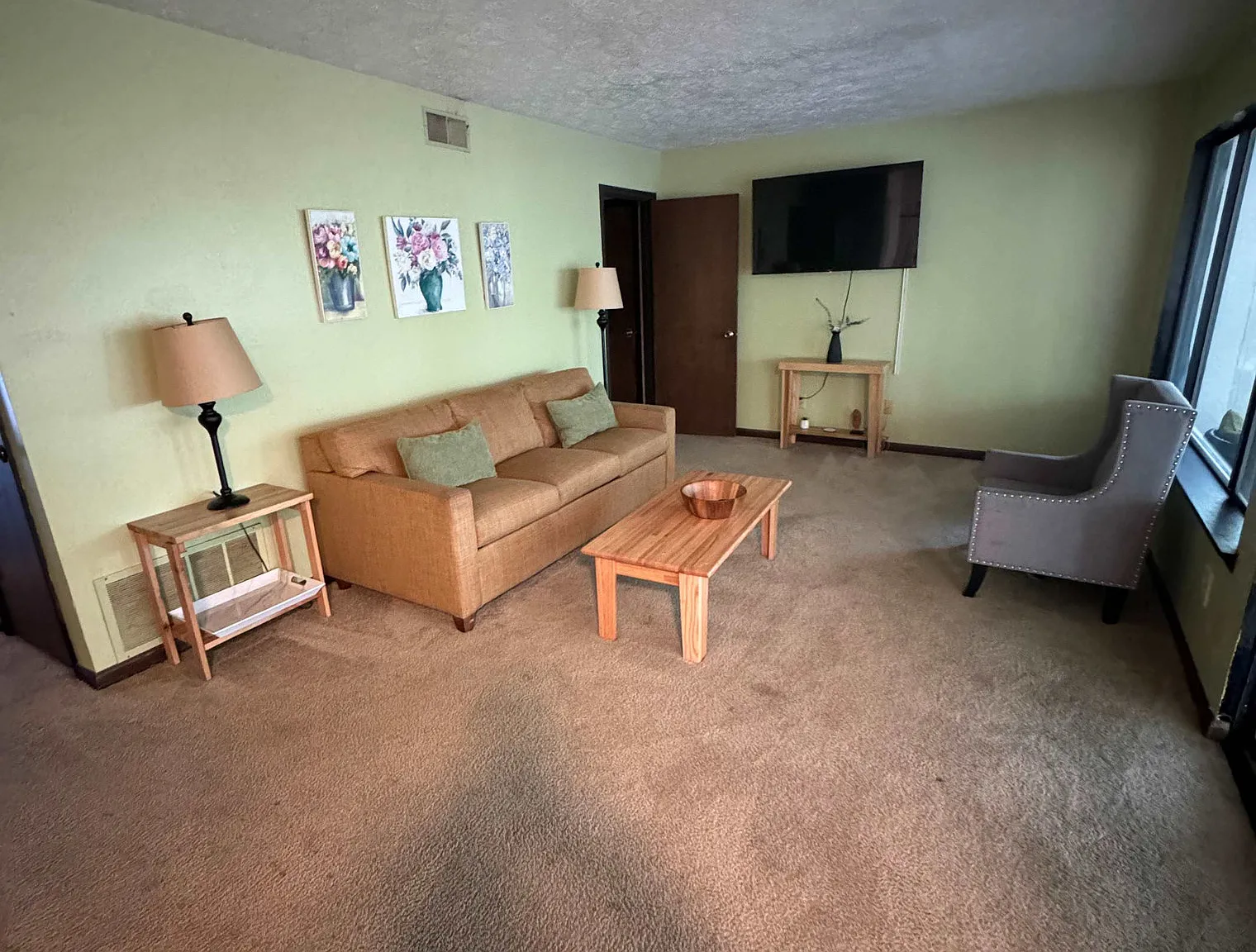 5 bed, 2.0 bath, 1496 sqft, $5,640 — Photo 1
