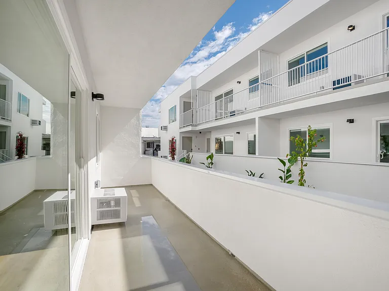 1422 Tamarind Ave — Photo 34