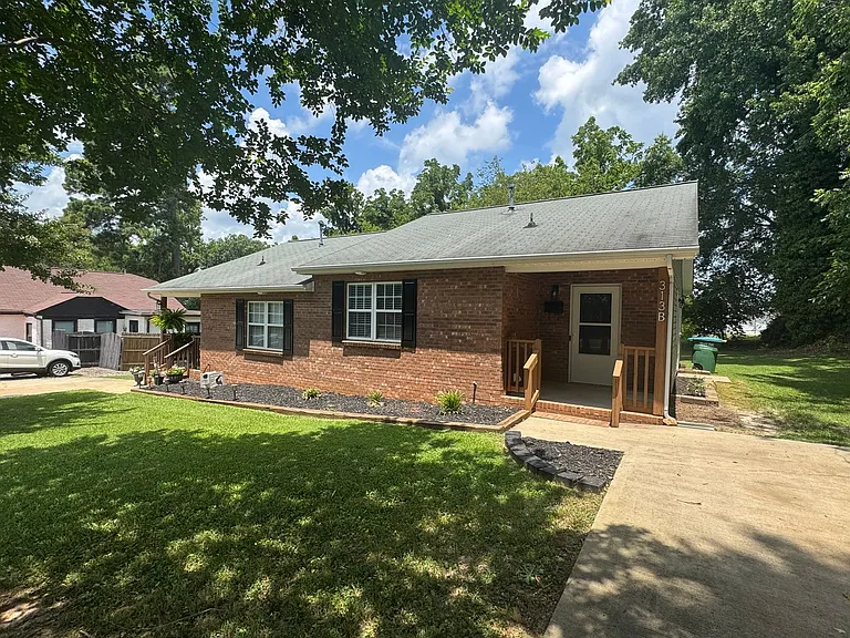 313 E Washington Ave — Photo 1