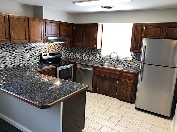 Newly Updates Kitchen With S/S Appliances 