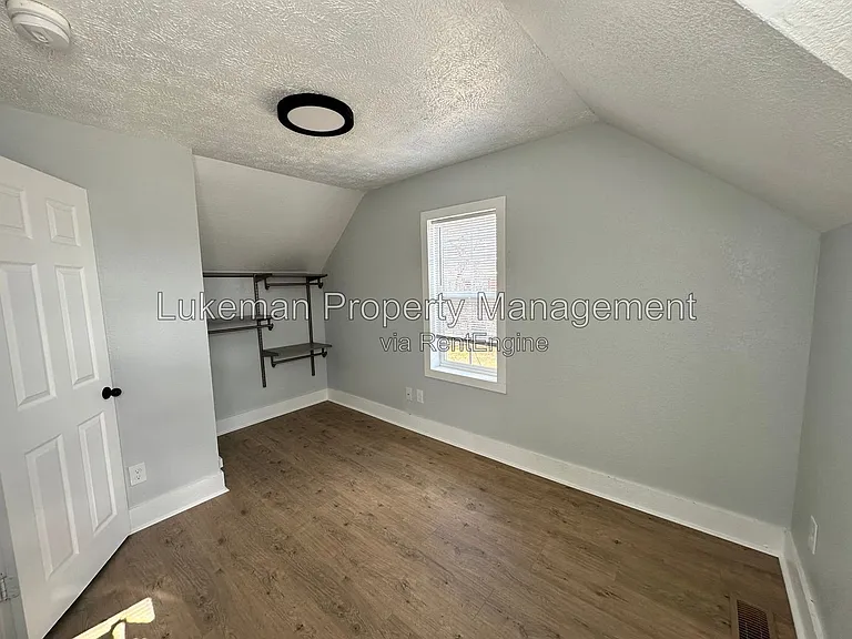 215 E North St — Photo 22