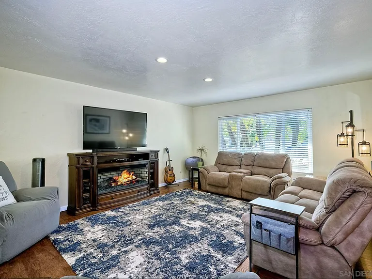 10345 Molino Rd — Photo 2