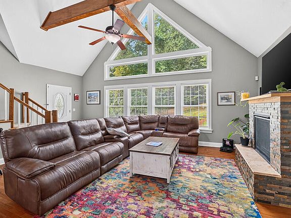 3rd image of 916 Redbud Dr
