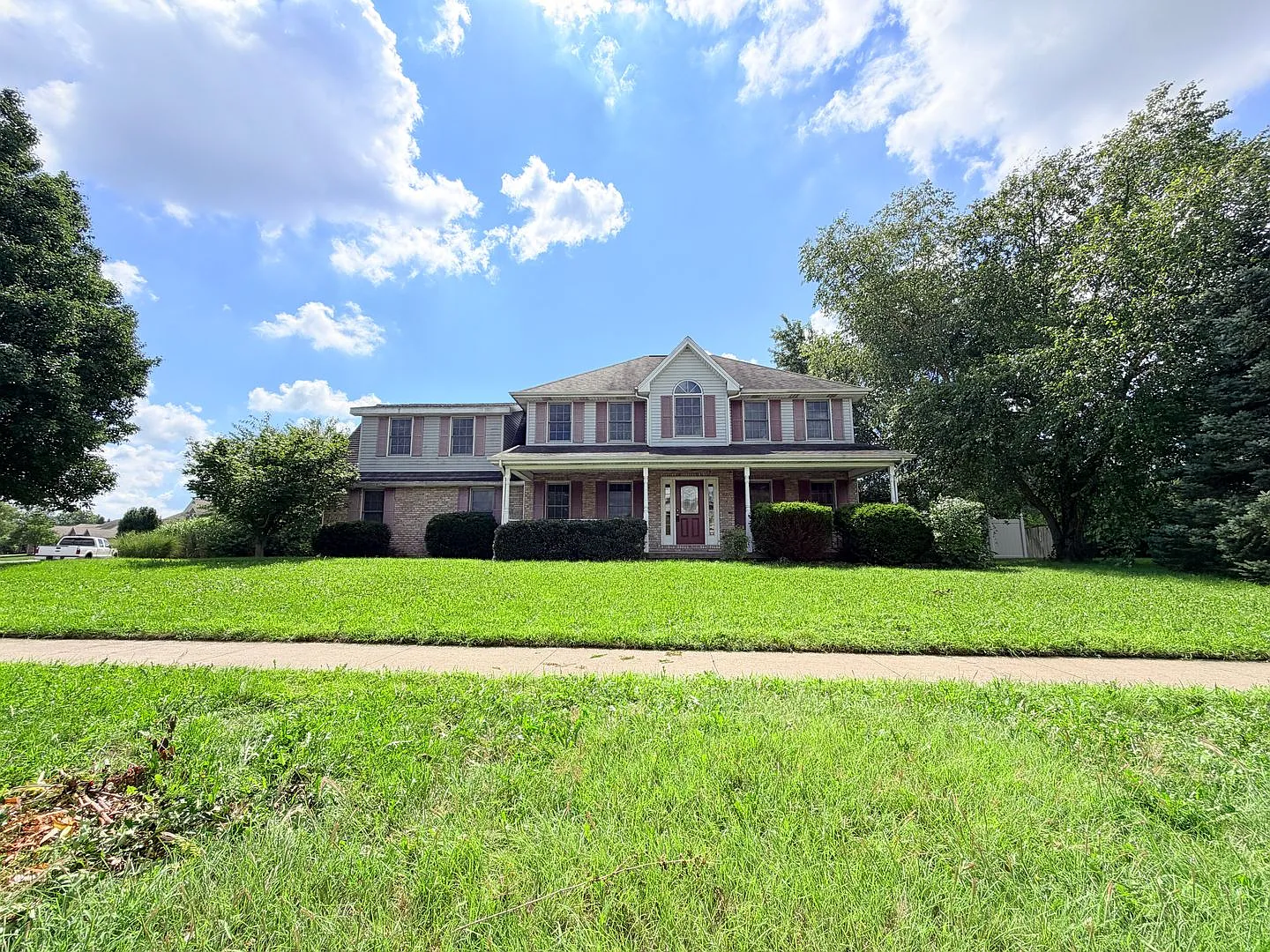 Now Showing: 5 Bedroom / 3.5 Bathroom Home Located At 2047 Parkside Dr. In Columbus, In — Photo 1