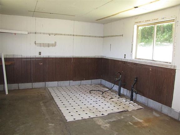 3rd image of 110 Hilltop Dr