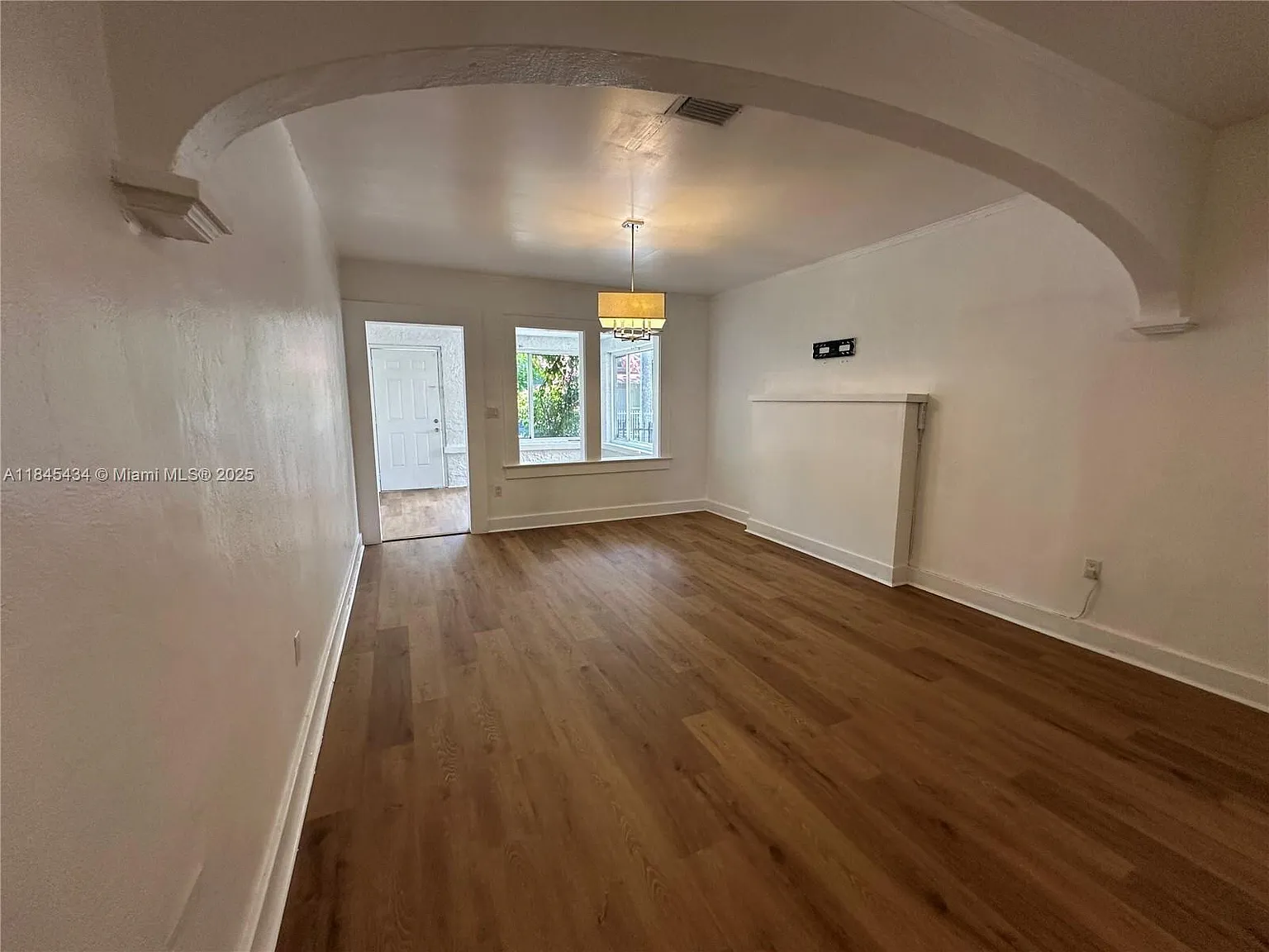 3 bed, 1.0 bath, 1332 sqft, $2,590 — Photo 4