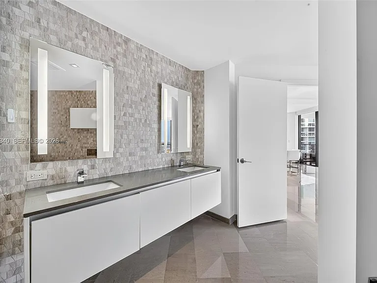 68 SE 6th St #3311 — Photo 13