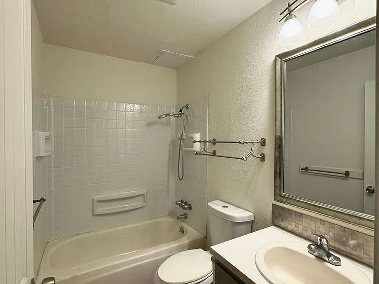 Dry Creek Apartments — Photo 30