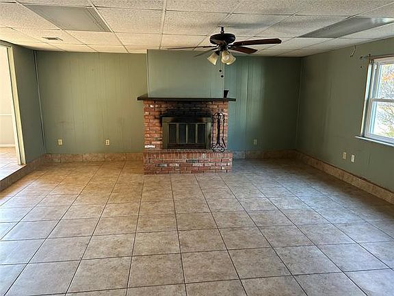 2nd image of 1209 Meadowcrest Dr