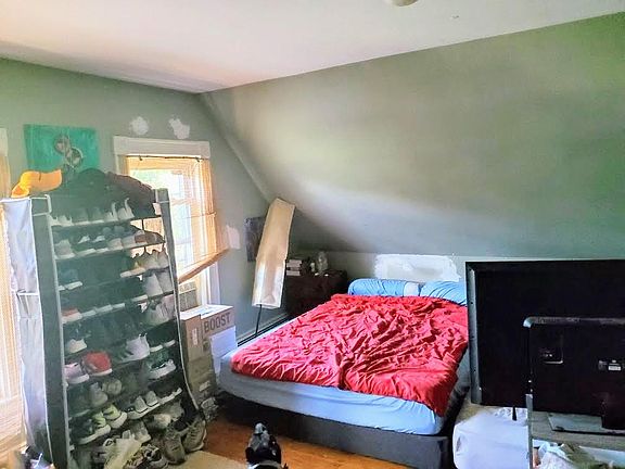 Bedroom (prior tenant, room is now painted white)