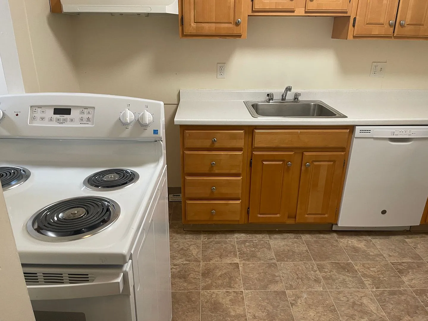 Free Month Modern 2 Bed No Lead Hw Inc Ac New Floors, Dishwasher, Elevator ,Laundry Nice Unit! — Photo 2
