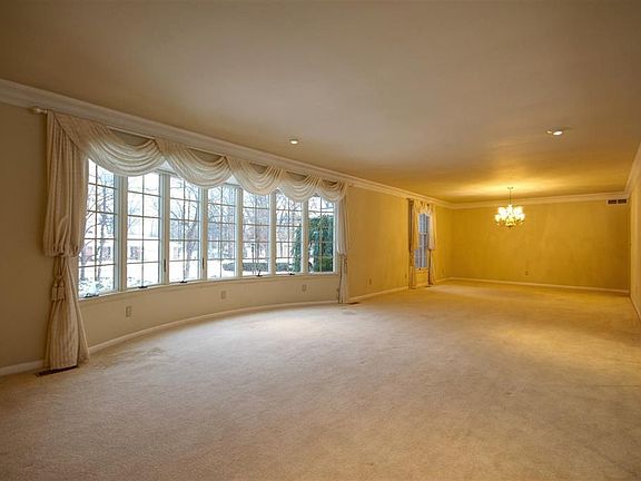 5th image of 219 Wickenham Dr