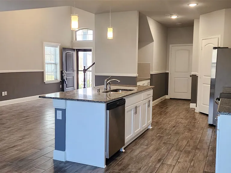 702 Amber Dr — Photo 12