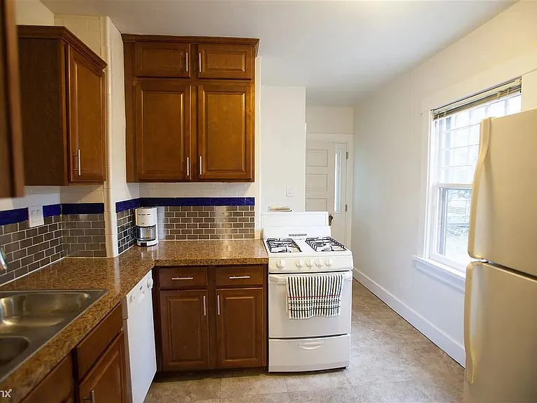 910 Dewey Ave — Photo 3