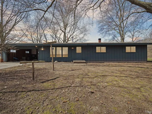 7925 Hough Rd, Almont, MI 48003