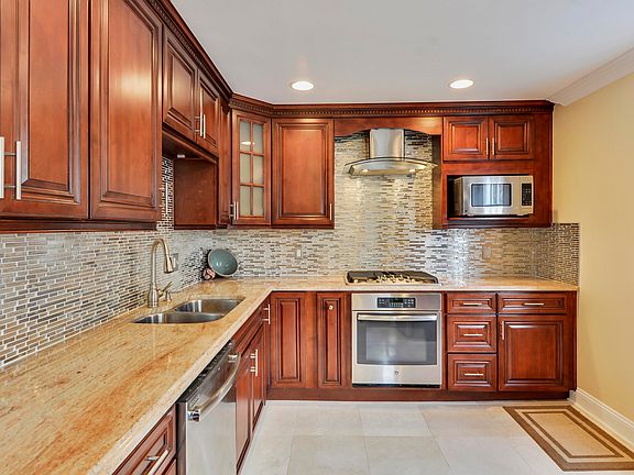 4th image of 2912 Brook Dr