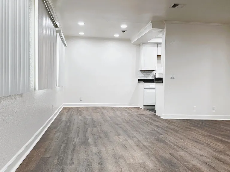 515 S Hobart Blvd #9 — Photo 10