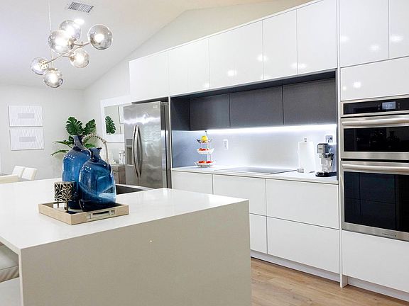 3rd image of 3931 Shoreside Cir