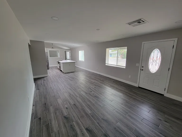 535 W 15th St — Photo 3