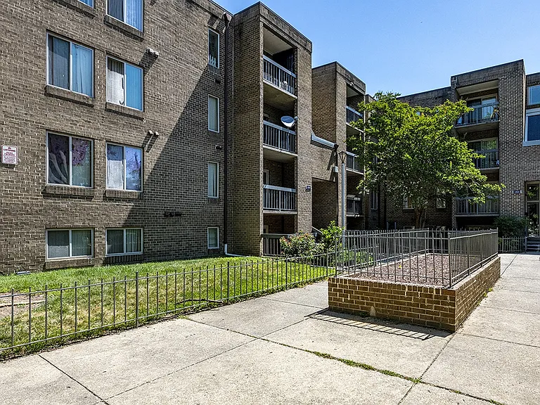 Professionally Landscaped Community