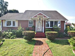 14 E Walnut St, Central Islip, NY 11722
