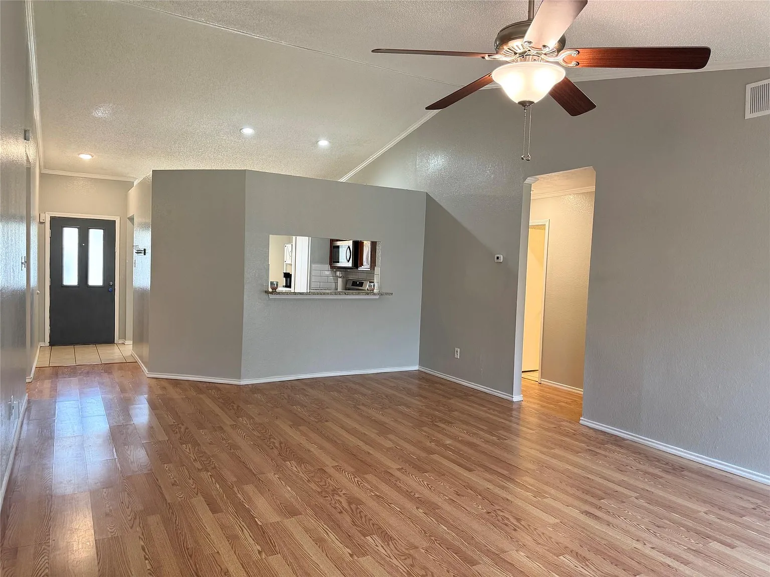 3 bed, 1387 sqft, $2,200 — Photo 3