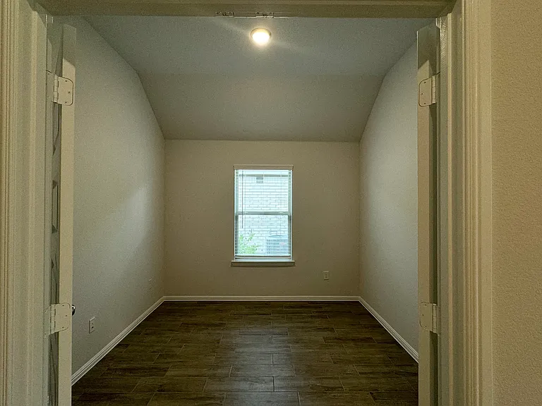 1424 Avalon Ct — Photo 12