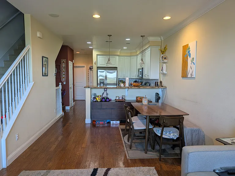 1076 N Jackson Ave — Photo 17