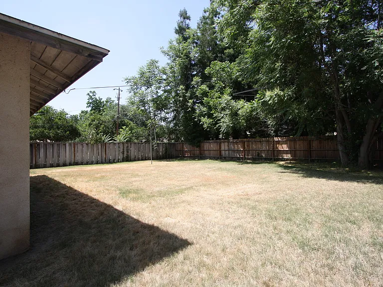 1025 E Saginaw Way — Photo 2