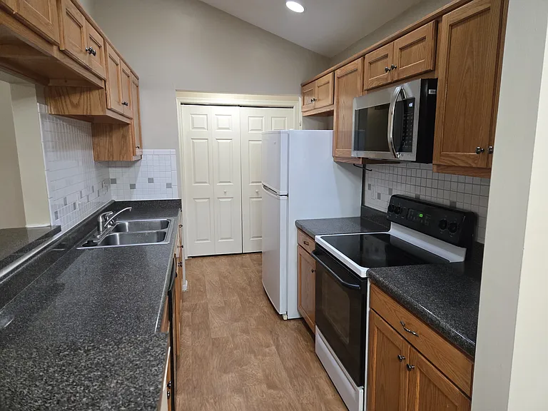 4692 Greenlaw Dr — Photo 2