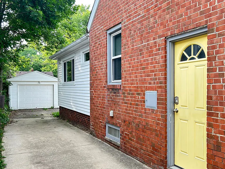 5934 Deering Ave — Photo 2