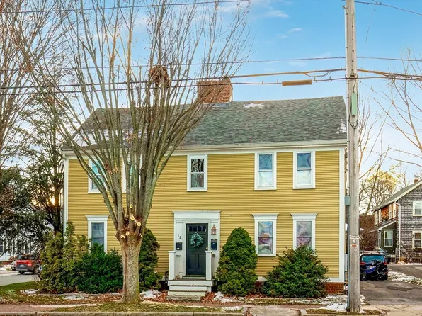 12 School St APT 2, Amesbury, MA 01913