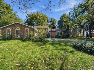 112 Country Lake Dr, Pekin, IL 61554