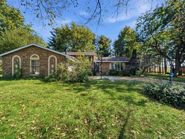 112 Country Lake Dr, Pekin, IL 61554
