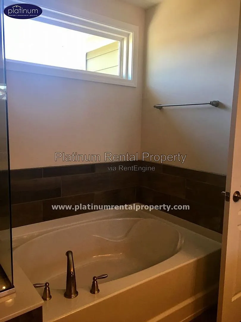 5 bed, 4.5 bath, 3904 sqft, $3,475 — Photo 2