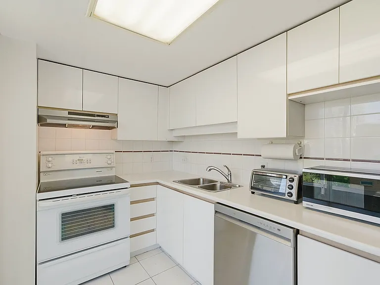 1500 Howe St #902 — Photo 5