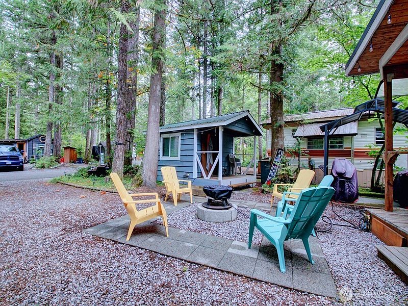 2nd image of 184 Fireside Lodge Circle