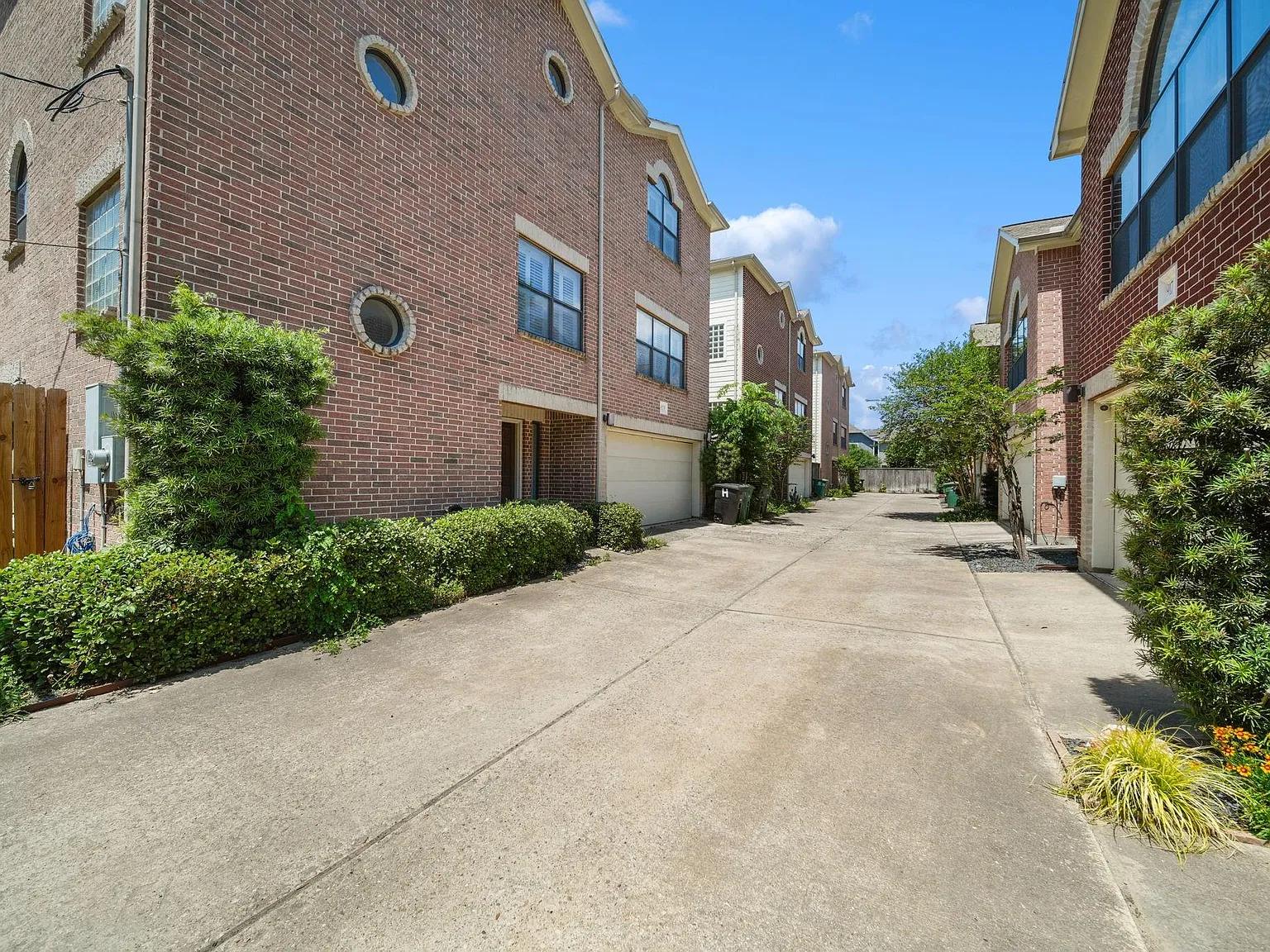 3 bed, 2.5 bath, 2089 sqft, $2,795 — Photo 2