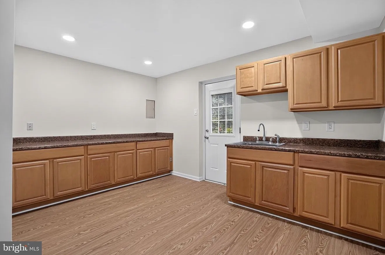 3 bed, 1255 sqft, $2,200 — Photo 2