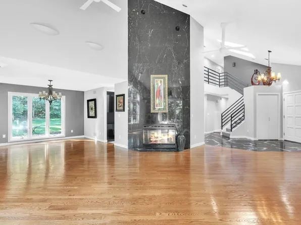 62 Chestnut St, Upton, MA 01568