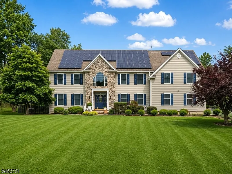 6 bed, 4.5 bath, 6000 sqft, $7,500 — Photo 2