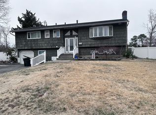 19 Kilmer Ave, Dix Hills, NY 11746