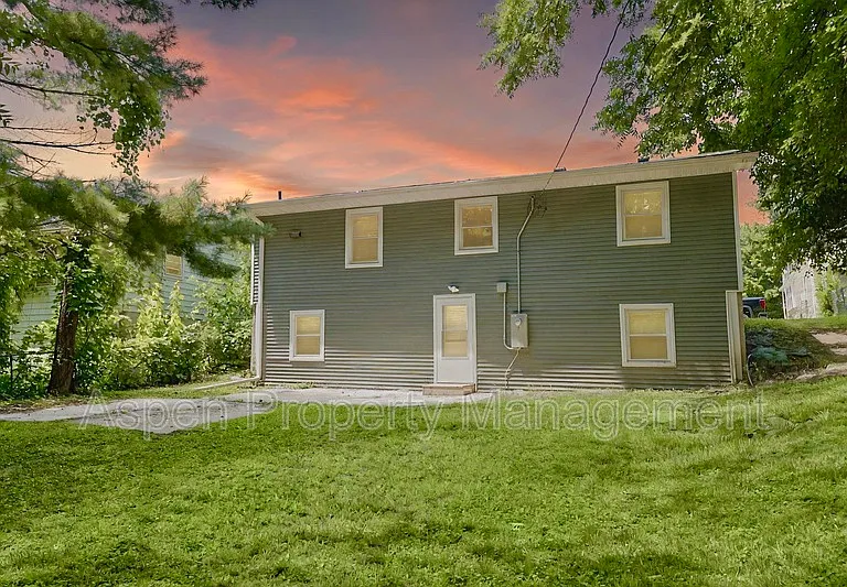 314 S Woodlawn Ave — Photo 2