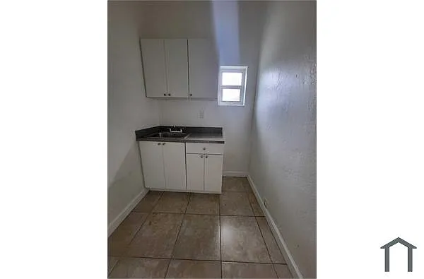 Photo 2 of 3 - 836 NW 10th St #4 - Hallandale Beach, FL Building Photo - 836 NW 10th St #4