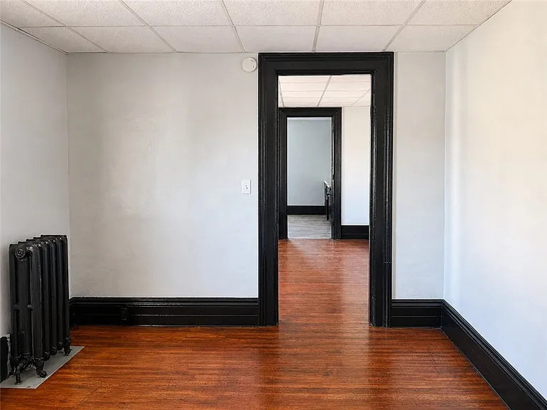 111-115 Lyell Ave #113 — Photo 4