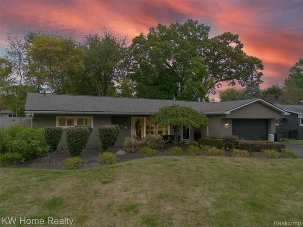 8648 Golfside Dr, Commerce Township, MI 48382