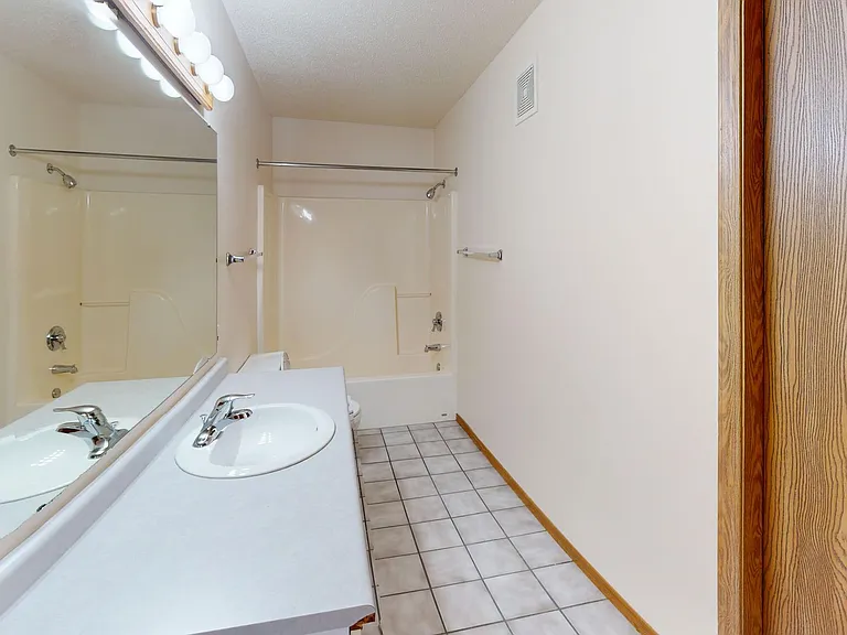 Dakota Park Apartments — Photo 19